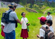 Satgas Ops Damai Cartenz Sambangi Anak Sekolah di Ilaga, Perkuat Pendekatan Humanis Jaga Keamanan