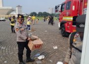 Personel Polri Sigap Bersih-bersih Kawasan Monas Usai May Day Fiesta