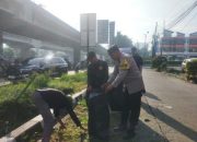 Bhabinkamtibmas Polsek Bekasi Barat Giatkan Gotong royong Bersih – Bersih Lingkungan