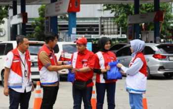 Pertamina Patra Niaga Sumbagut, Salurkan Bantuan kepada 400 Operator SPBU di Medan